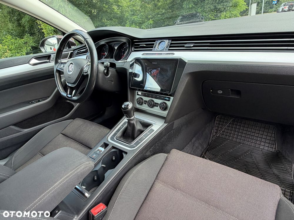 Volkswagen Passat - 19