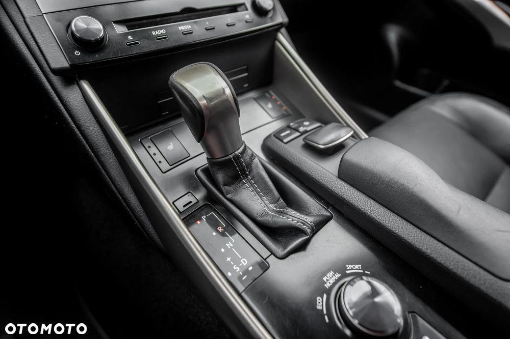 Lexus IS 300h Business Edition - 34