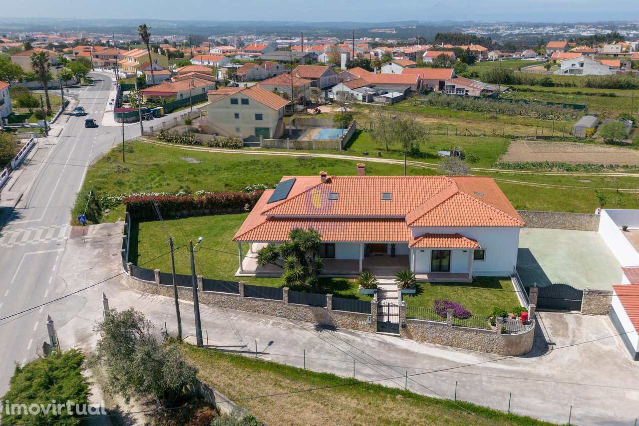 Moradia no Coto, térrea, T4 com cave e sótão a 2min de Caldas da Rainh - Grande imagem: 2/41