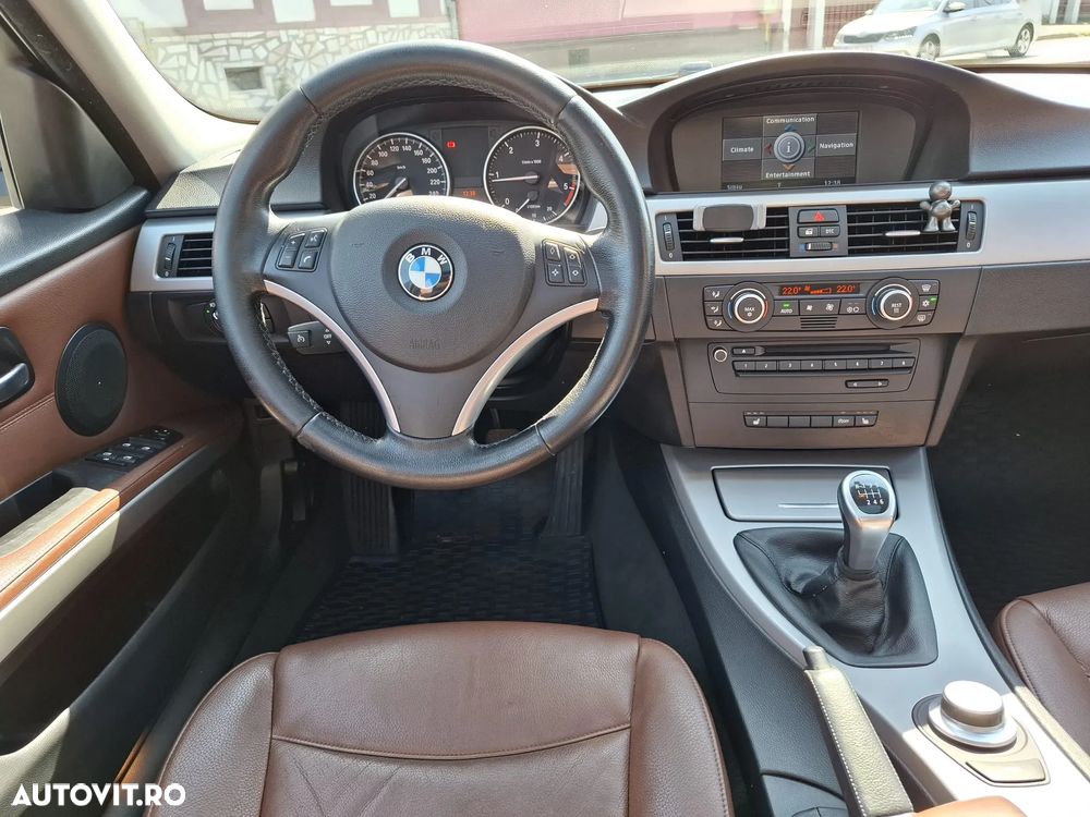 BMW Seria 3 318d DPF Touring - 17