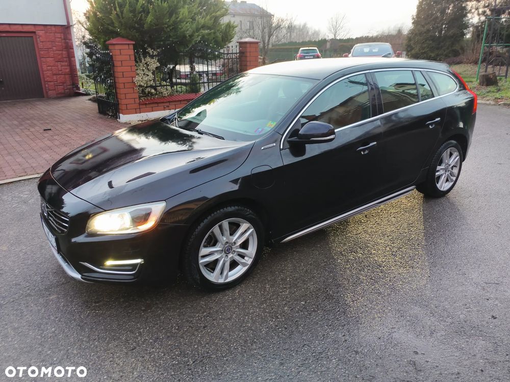 Volvo V60 D6 AWD Plug-in Hybrid R-Design Momentum - 1