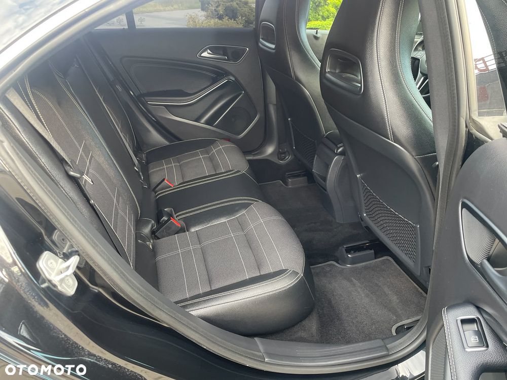 Mercedes-Benz CLA 180 AMG Line - 22