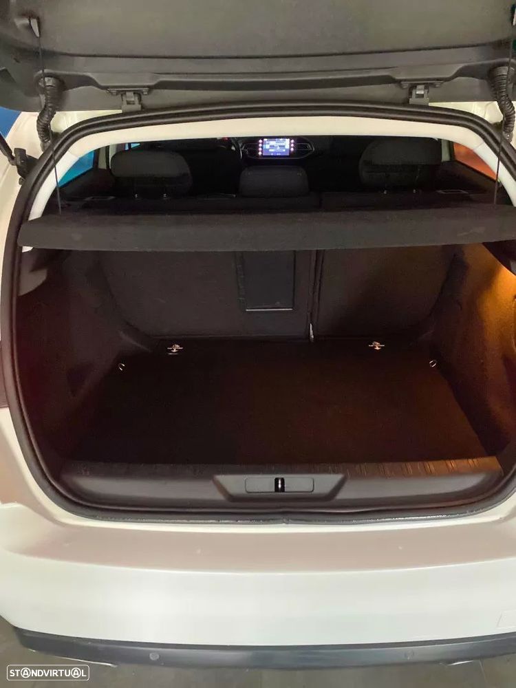 Peugeot 308 1.2 PureTech Style J17 - 18