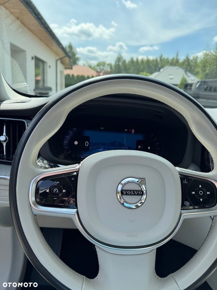 Volvo XC 60 B4 D AWD Plus Dark - 22
