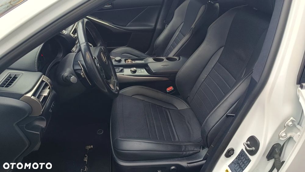 Lexus IS 300h F Sport - 17