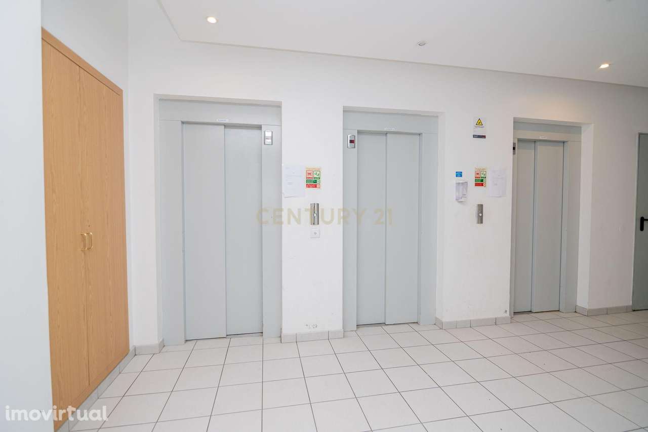 NÃO PERCA ESTA GRANDE OPORTUNIDADE! APARTAMENTO T1 MODERNO E ESPAÇOSO - Grande imagem: 3/17