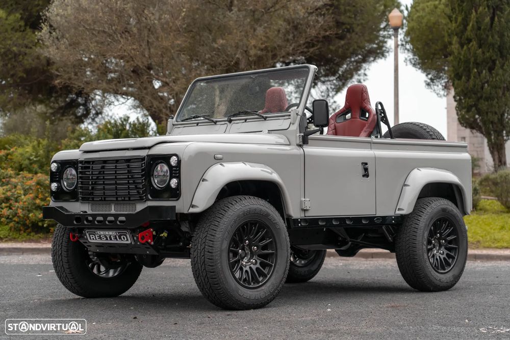 Land Rover Defender - 1