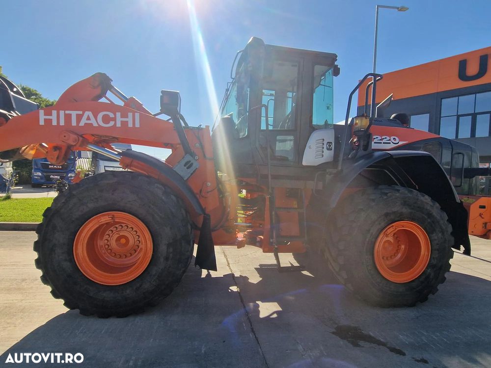 Hitachi ZW220, CUPA 3,5mc, 2018, 24.,392km, 5.880h, consum mediu 8l/h, Gresare automata, Anv MICHELIN 60% OK, ridica 15t, motor 201CP stage IV, basculare cupa la 4,2m, CUPLA RAPIDA, Posibilitate leasing 3 ani, PROMOTIE 86900 EUR+Tva - 14