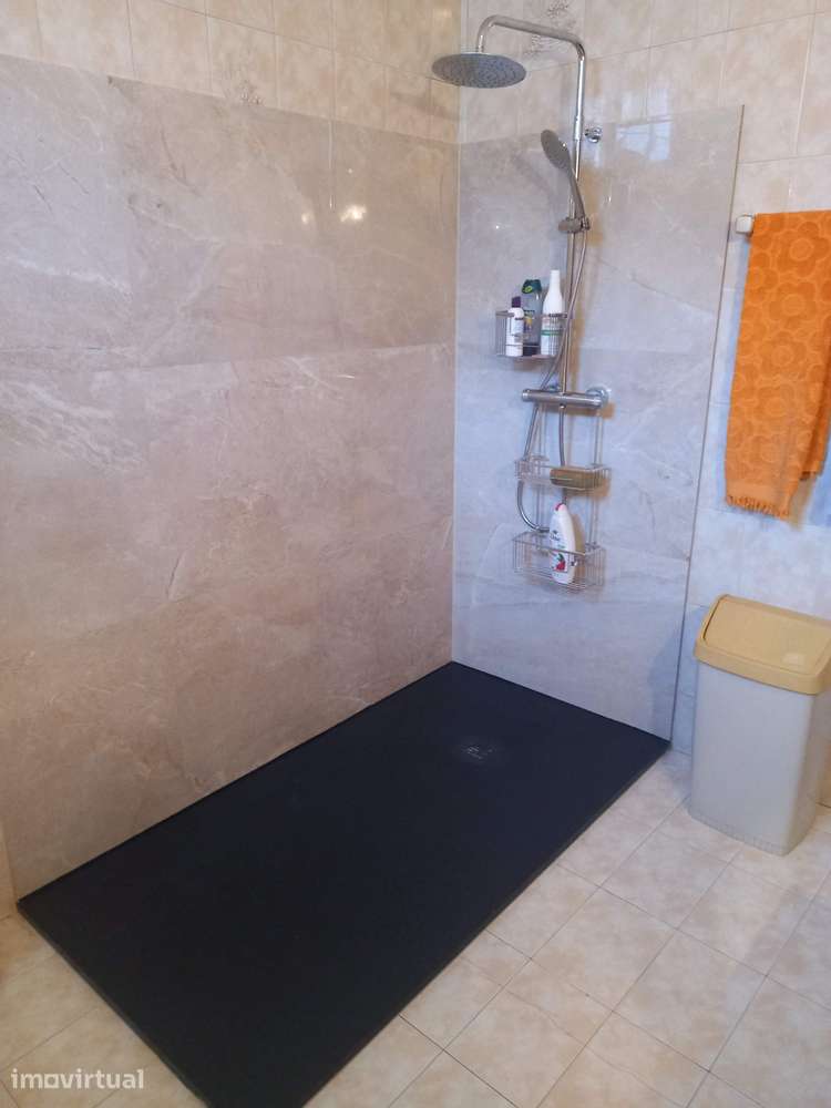 Prédio de três Andares um andar por piso + Garagem - Grande imagem: 5/20
