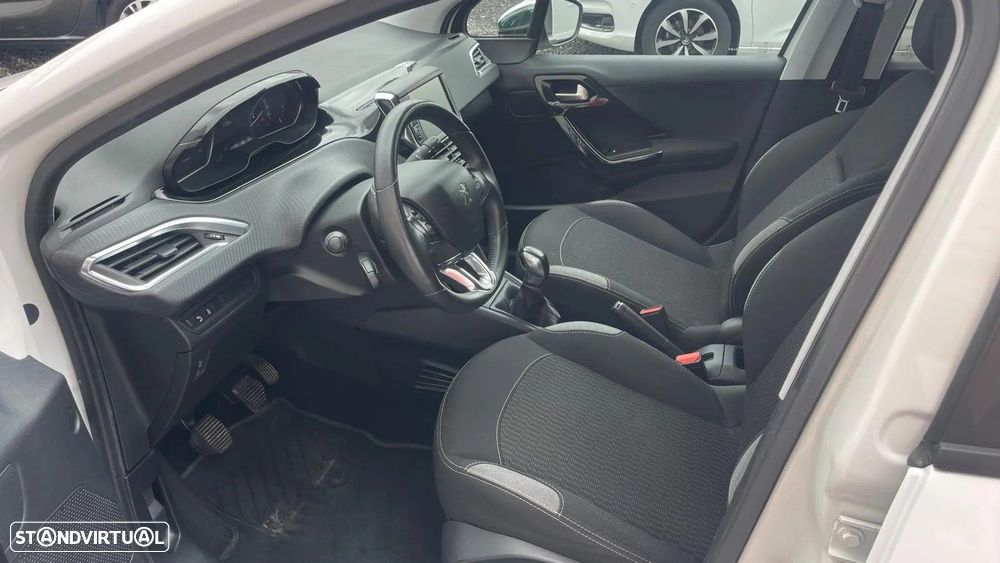 Peugeot 208 1.2 VTi SE Style - 21