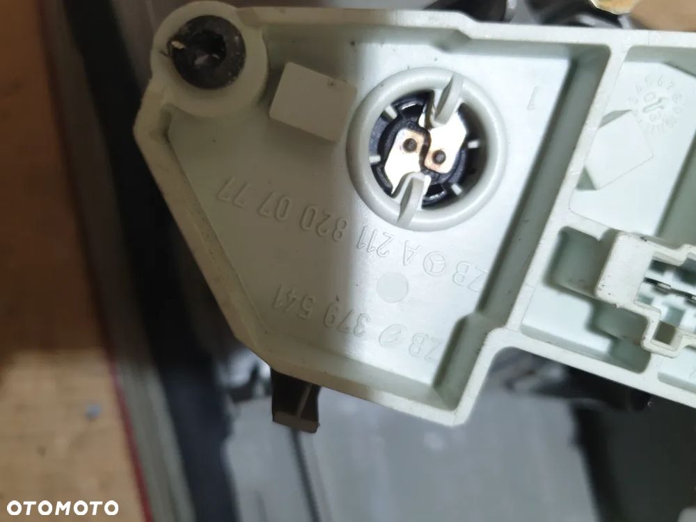 LAMPA PRAWY TYŁ W KLAPĘ MERCEDES W211 KOMBI - 4