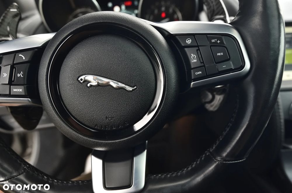 Jaguar F-Type Coupe P300 R-Dynamic - 22