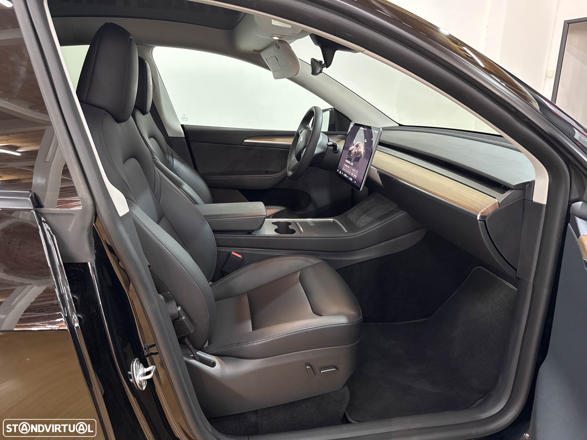 Tesla Model Y Performance Dual Motor AWD - 24