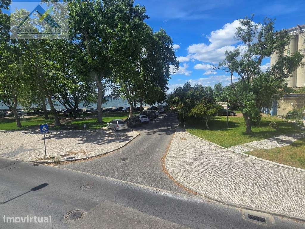 Prédio com dois andares na zona ribeirinha do Barreiro - Grande imagem: 4/17