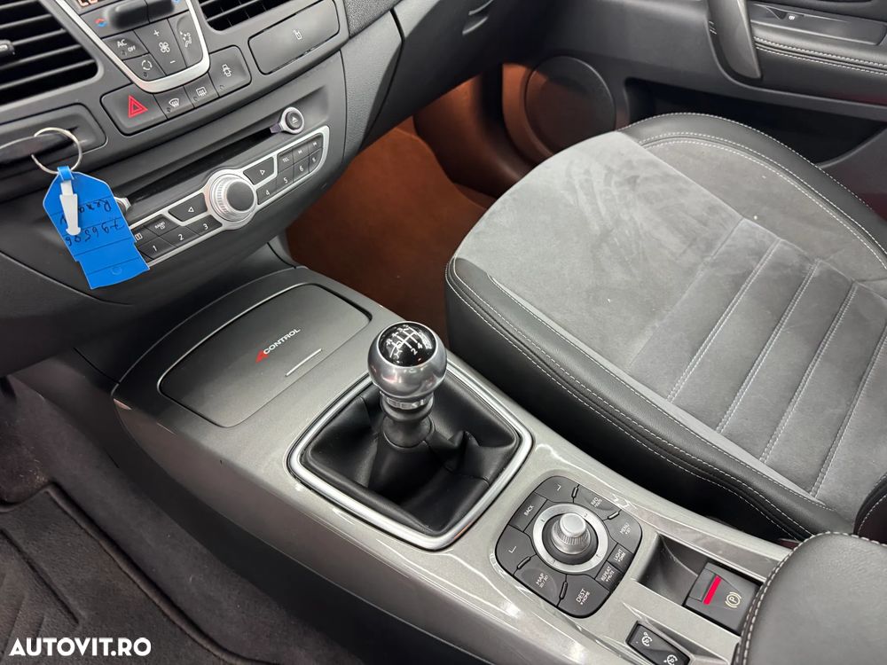 Renault Laguna ENERGY dCi 175 FAP Start & Stop GT - 26