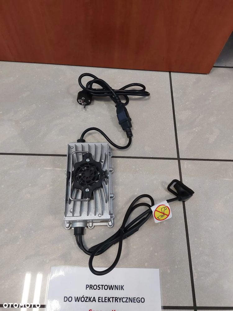 Prostownik do wózka elektrycznego 8A - 4