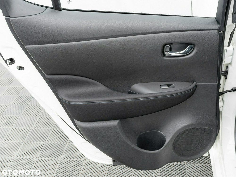 Nissan Leaf - 25