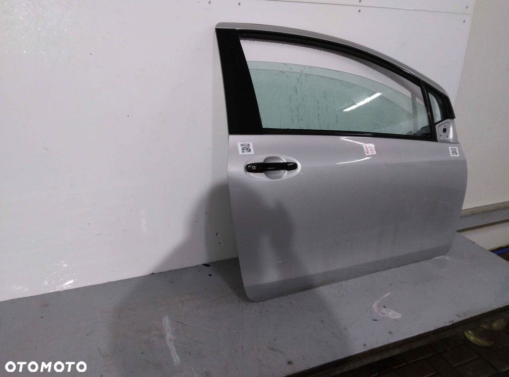 } DRZWI PRZÓD PRZEDNIE PRAWE TOYOTA YARIS 2 II 1F7 SREBRNY 3D 3 DRZWI HB - 3