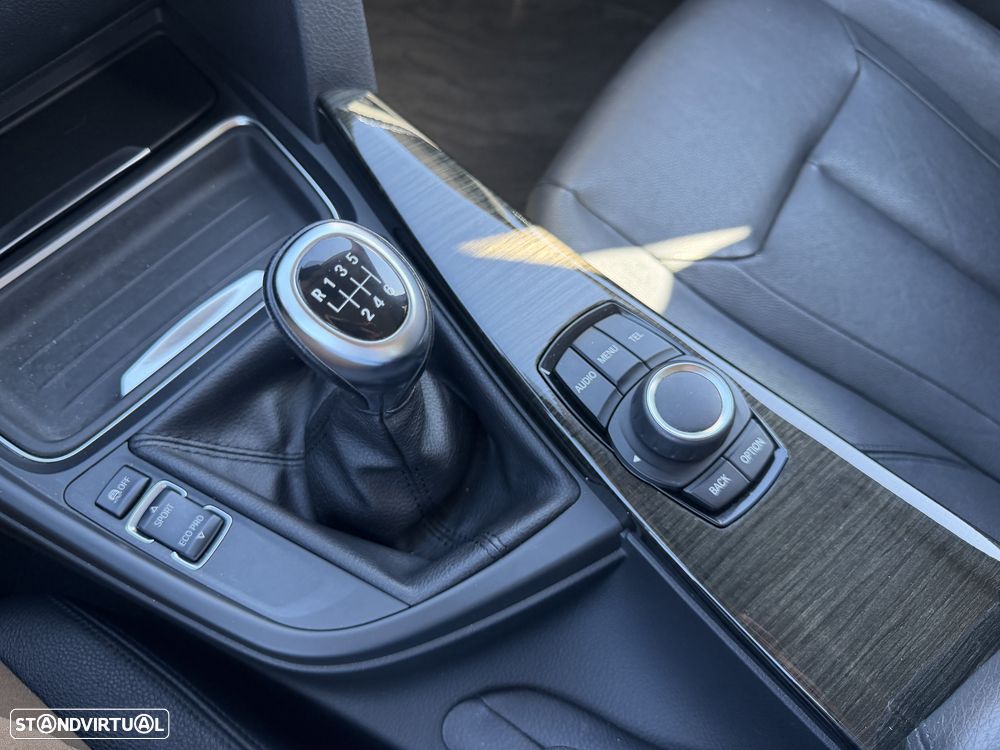 BMW 320 d Line Luxury - 19