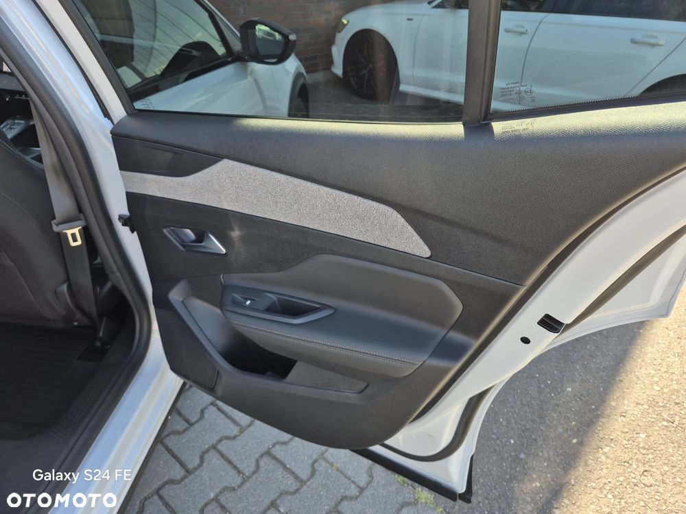 Peugeot 408 HYBRID 145 e-DSC6 Allure - 23
