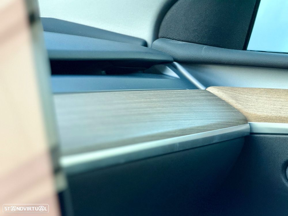 Tesla Model Y Long Range Dual Motor AWD - 28