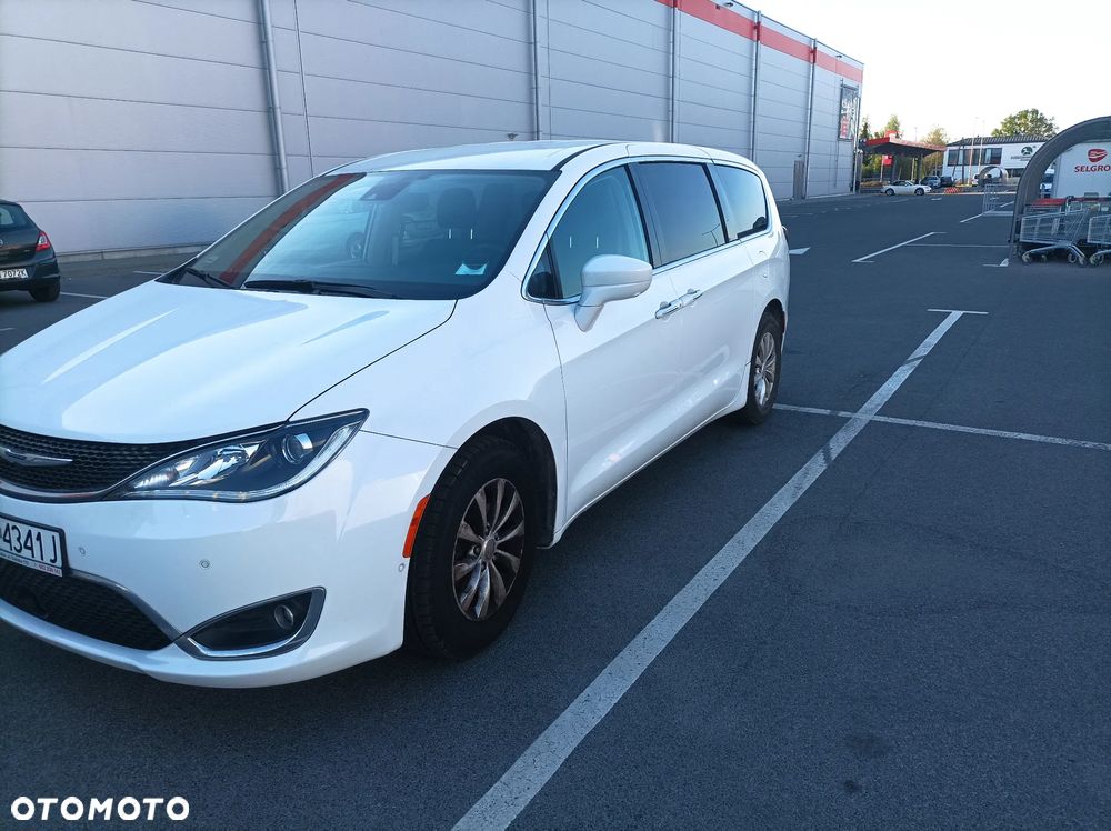 Chrysler Pacifica - 11