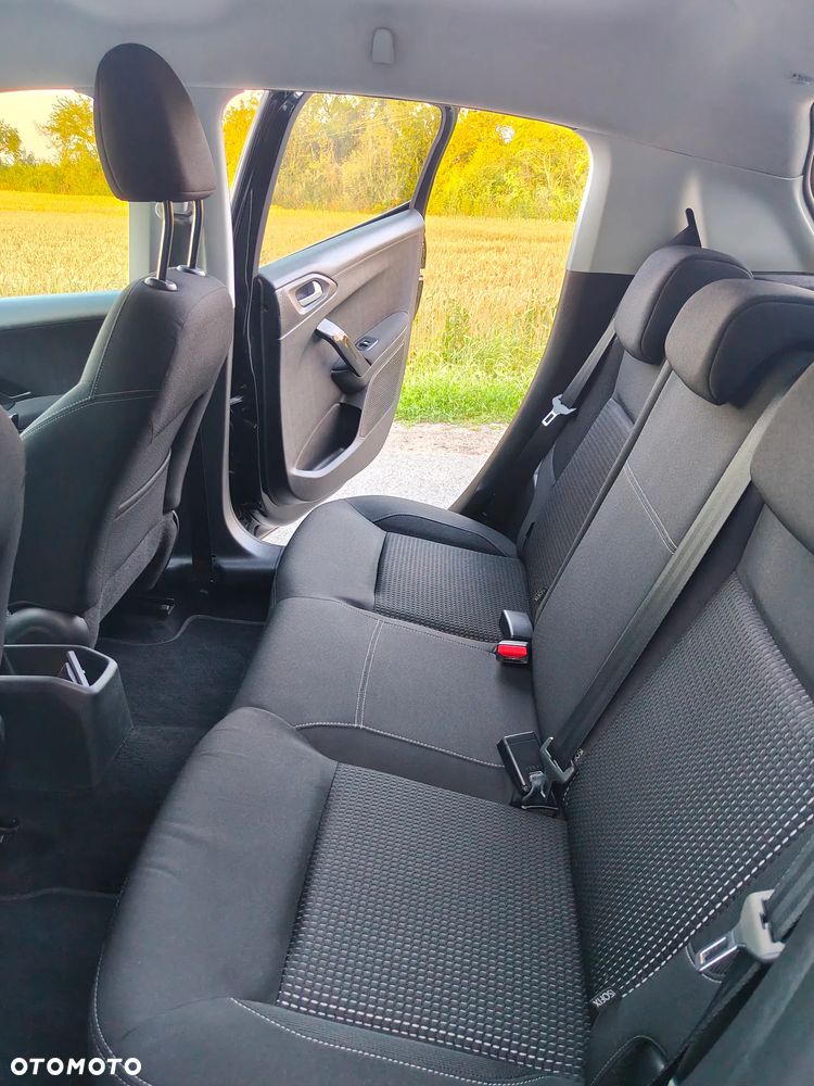 Peugeot 208 - 16