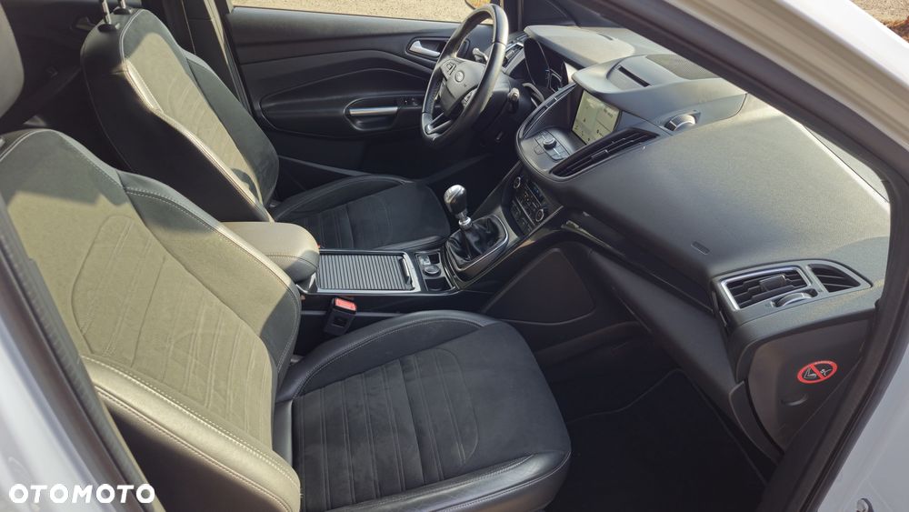 Ford Kuga 1.5 EcoBoost 2x4 ST-Line - 17