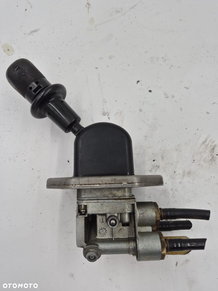 ZAWÓR HAMULCA RĘCZNEGO MAN TGX - 1