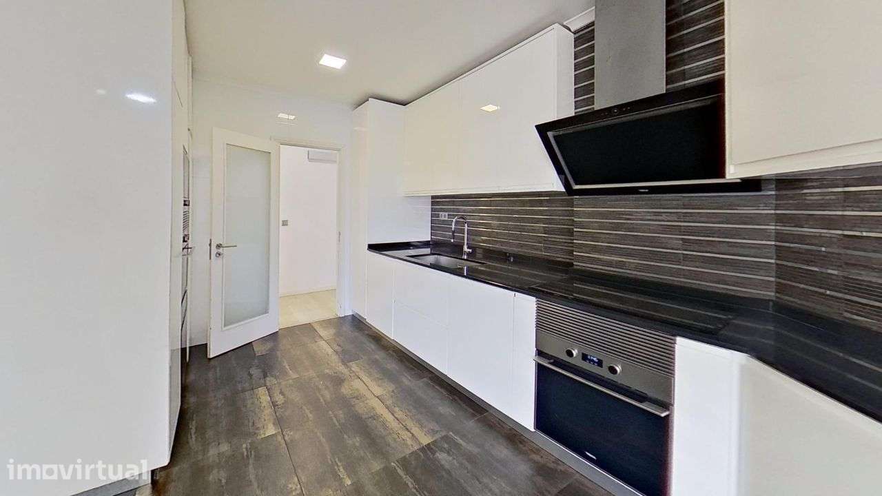 T3 com 2 casas de banho em Massamá Norte. Entrada imediata. - Grande imagem: 2/25