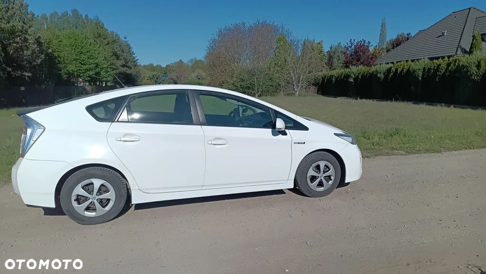 Toyota Prius (Hybrid) - 4