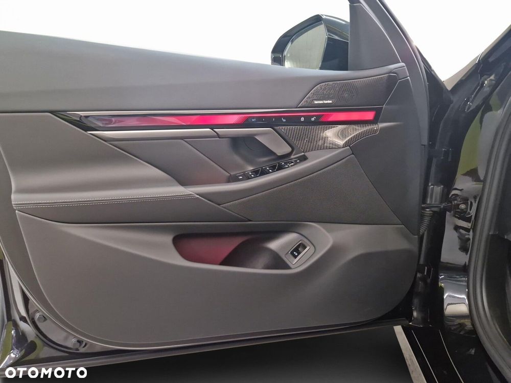 BMW Seria 5 520d xDrive mHEV M Sport - 12