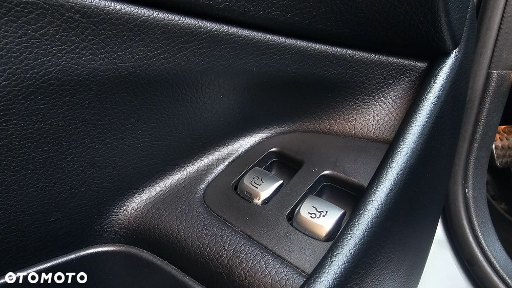 Mercedes-Benz Klasa E 220 d 4Matic 9G-TRONIC AMG Line - 26
