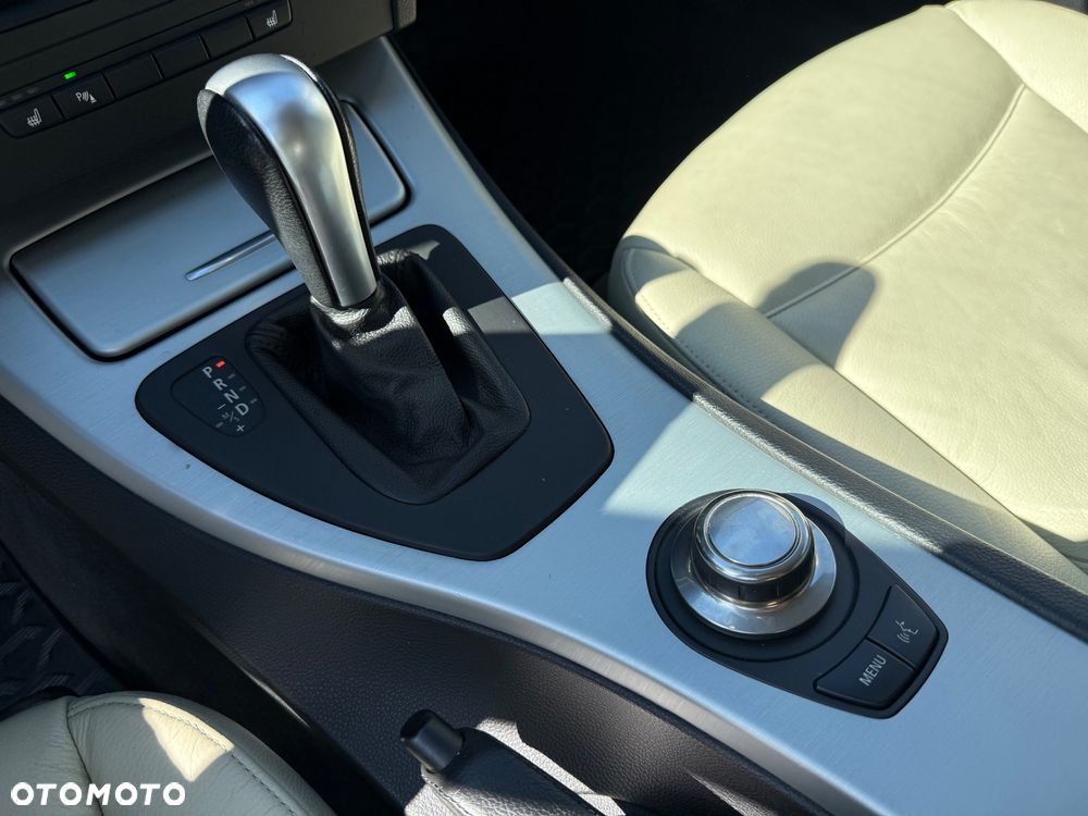BMW Seria 3 325i Touring - 27