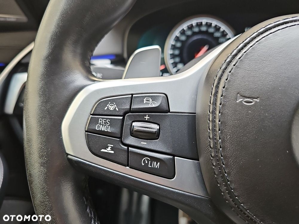 BMW Seria 5 M550i xDrive - 15