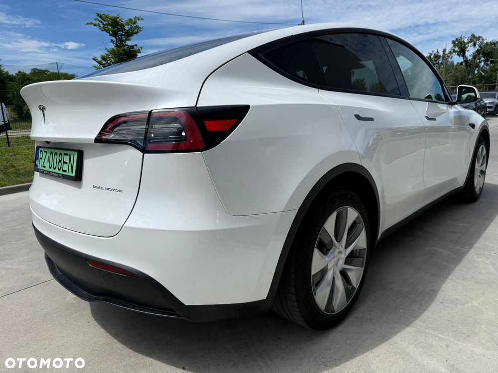 Tesla Model Y - 8