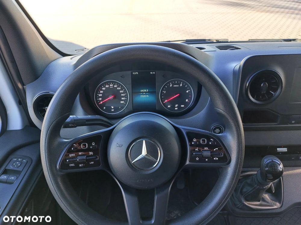Mercedes-Benz Sprinter - 11