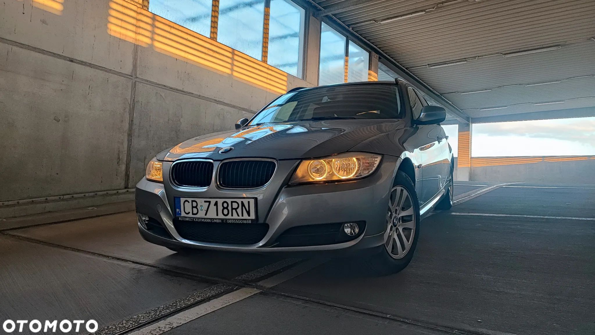 BMW Seria 3 318i Touring - 1