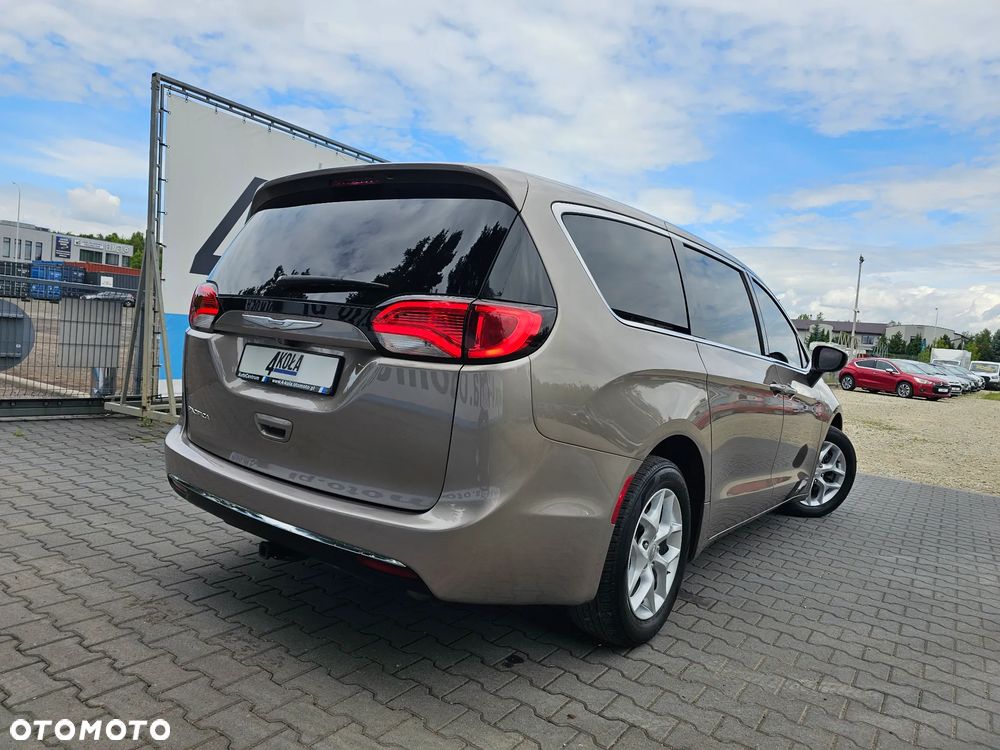 Chrysler Pacifica - 4
