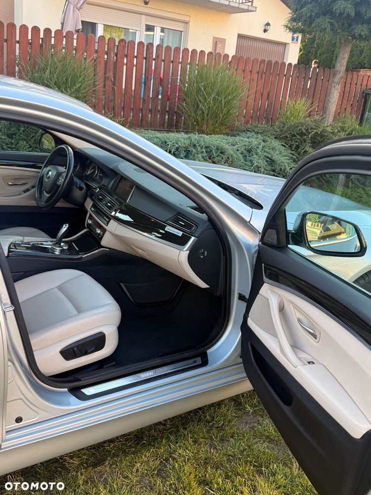 BMW Seria 5 528i xDrive Sport-Aut Luxury Line - 25