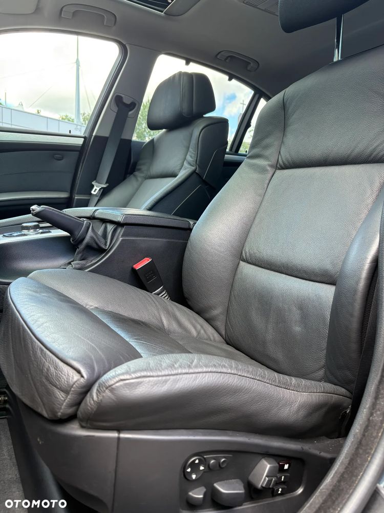 BMW Seria 5 550i - 33