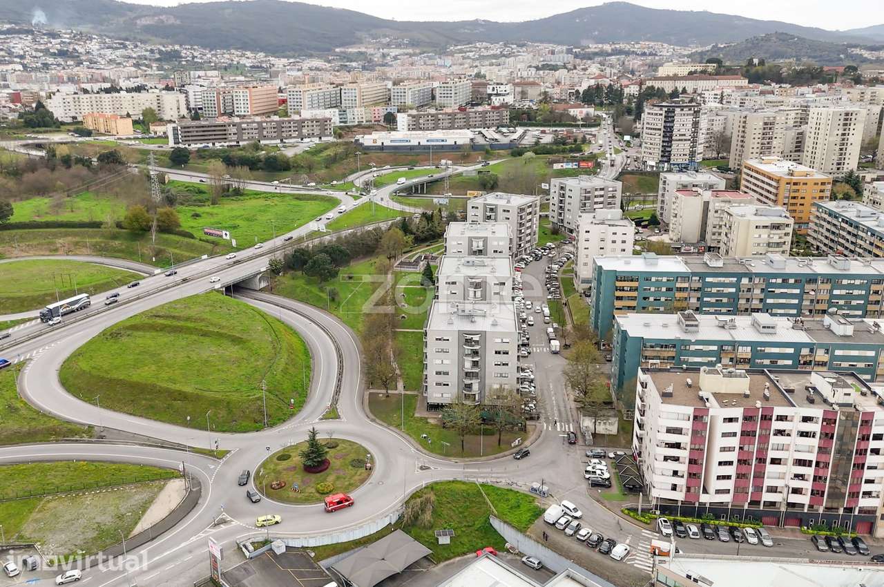 T2 com Varanda, Garagem e Elevador em Zona Central - Grande imagem: 2/31