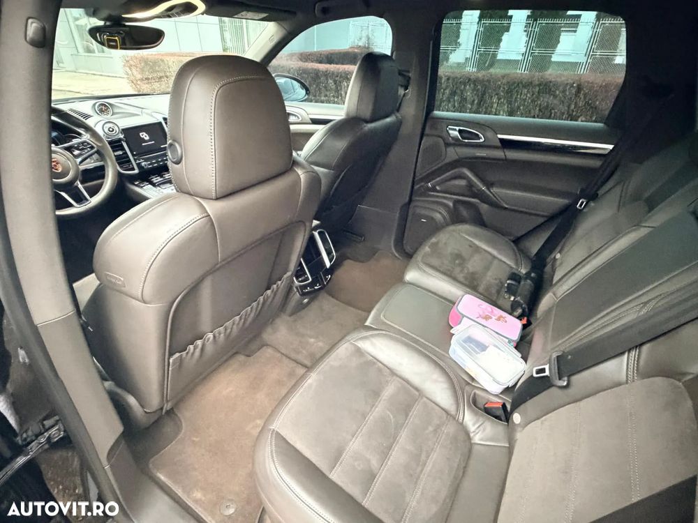 Porsche Cayenne 3.0 L - 7