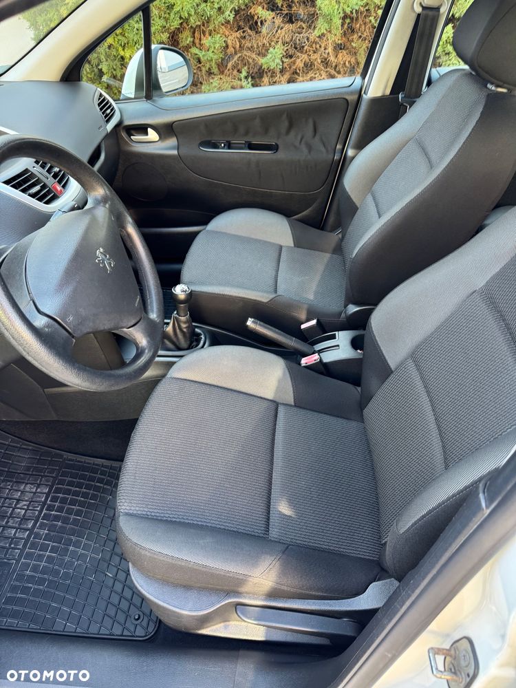 Peugeot 207 - 12