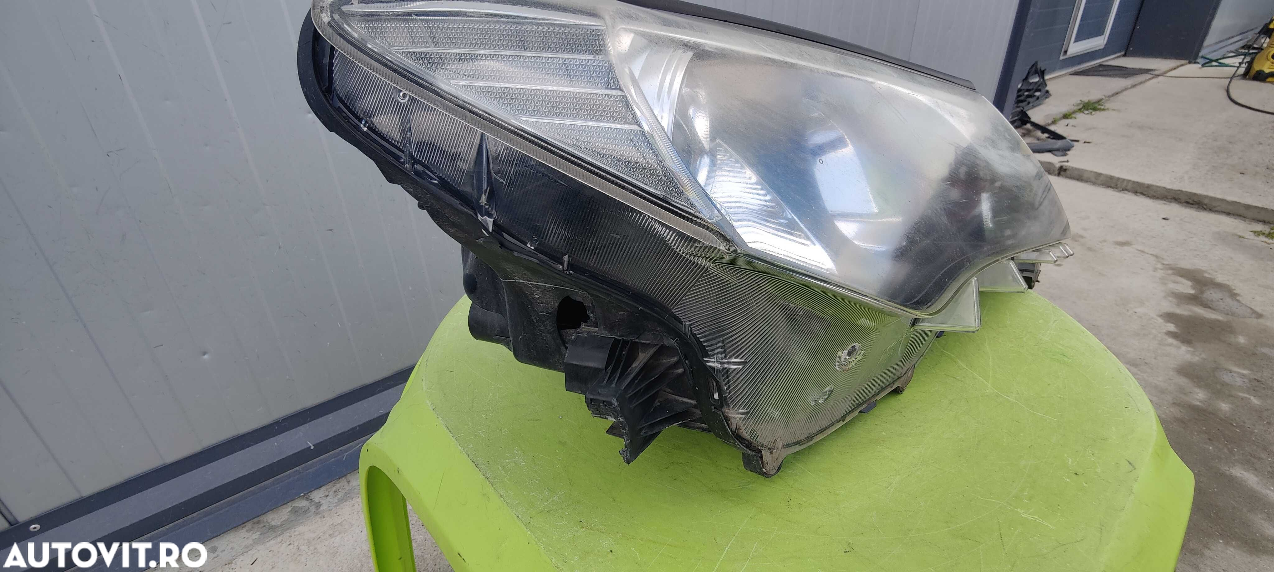 far dreapta toyota rav 4 avariat 2014 - 3