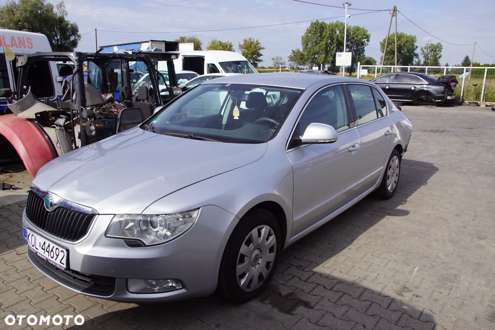Auto na części - Skoda Superb II 2.0 TDI 140 KM BMP KXX LA7W 2009R Silnik Skrzynia Drzwi Błotnik Zderzak Lampa Lusterko Klamka Szyba Deska Kokpit Sterownik Moduł Czujnik Licznik Panel Kierownica - 10