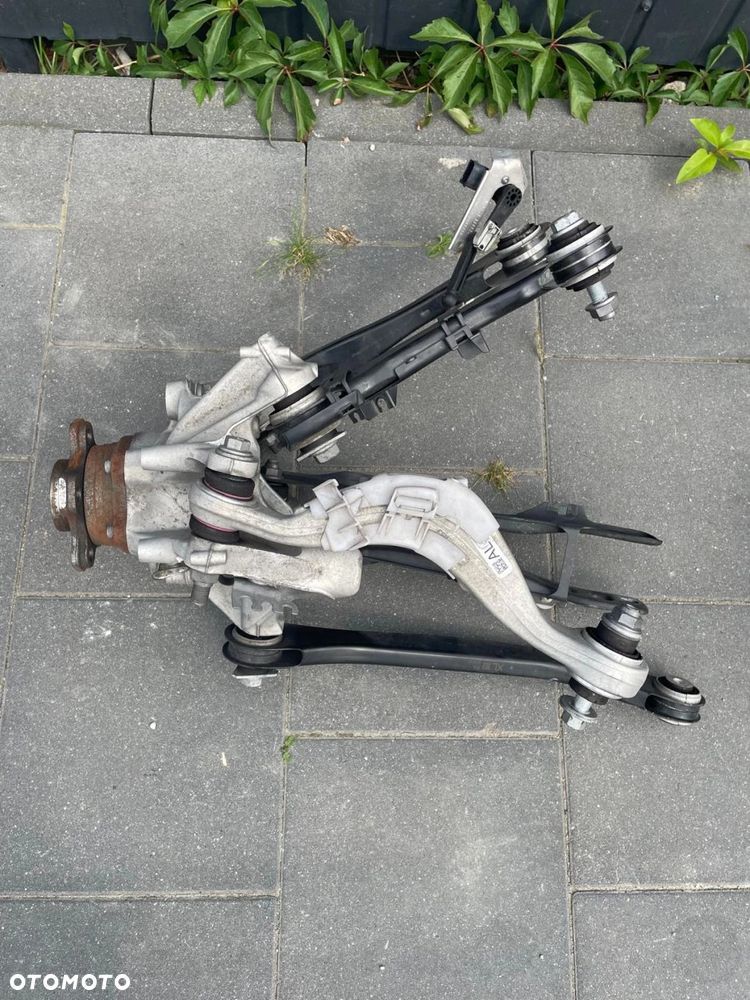 ZAWIESZENIE TYŁ TYLNE LEWA STRONA ZWROTNICA WAHACZE BMW 7 G70 6898349