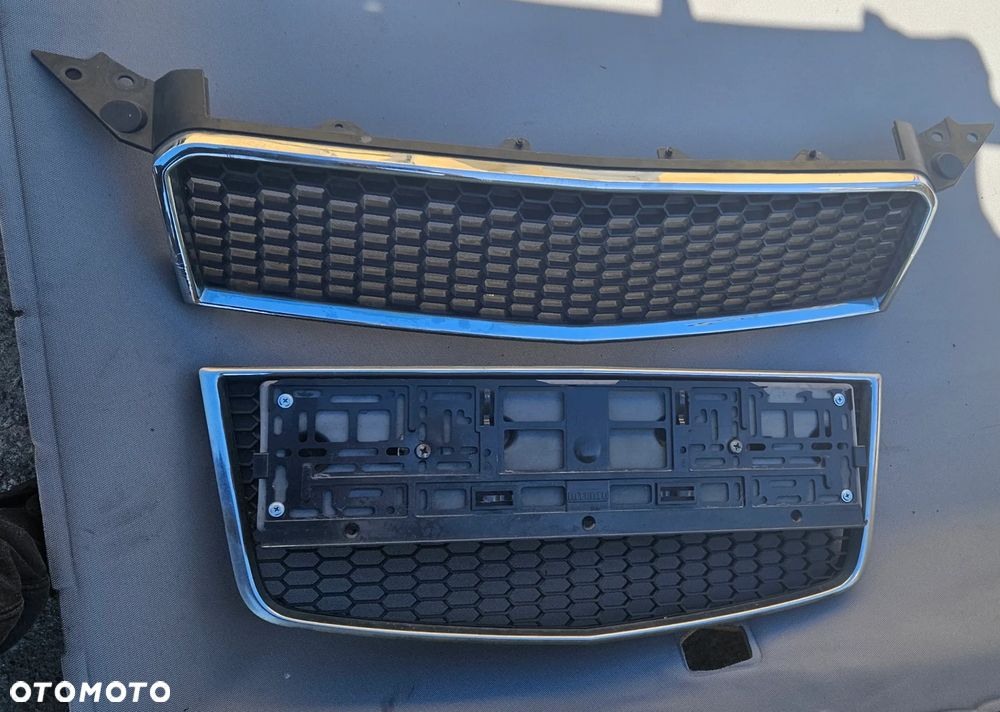 Grill atrapa zderzaka ramka chrom Chevrolet Aveo T250 lift T255 2009r 96808254 96813742 - 1