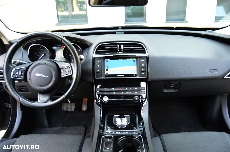 Jaguar XE - 2