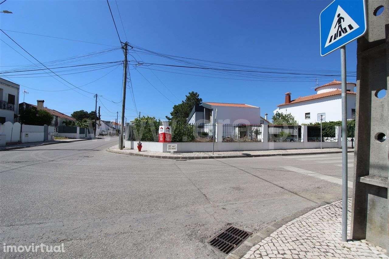 Lote de Terreno de Gaveto com Excelente Localização na Quinta do Conde - Grande imagem: 4/10